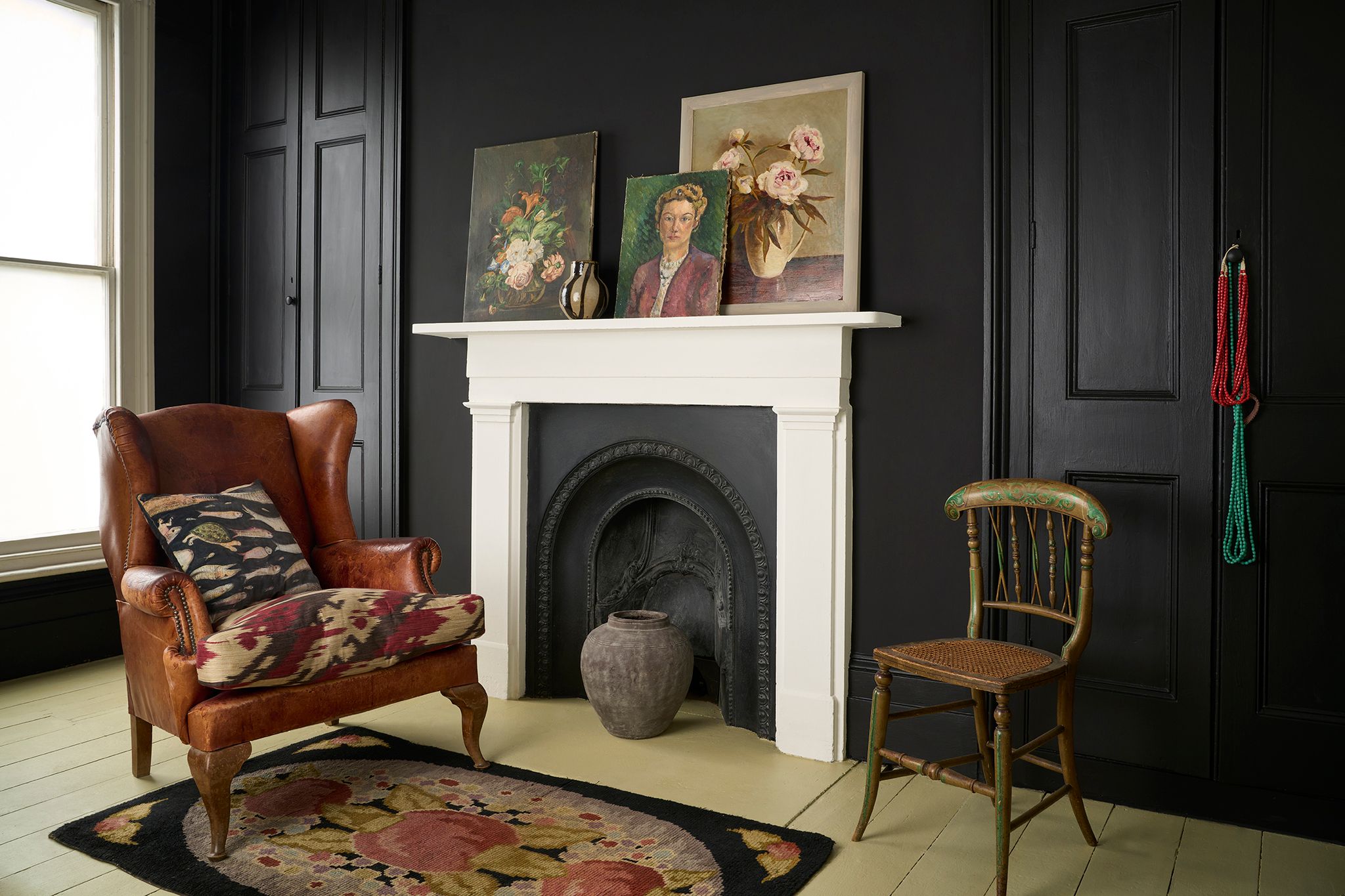 Annie Sloan Wall Paint Athenian Black väggfärg öppen spis interiör svart kolsvart glada ungmöns diversehandel 5
