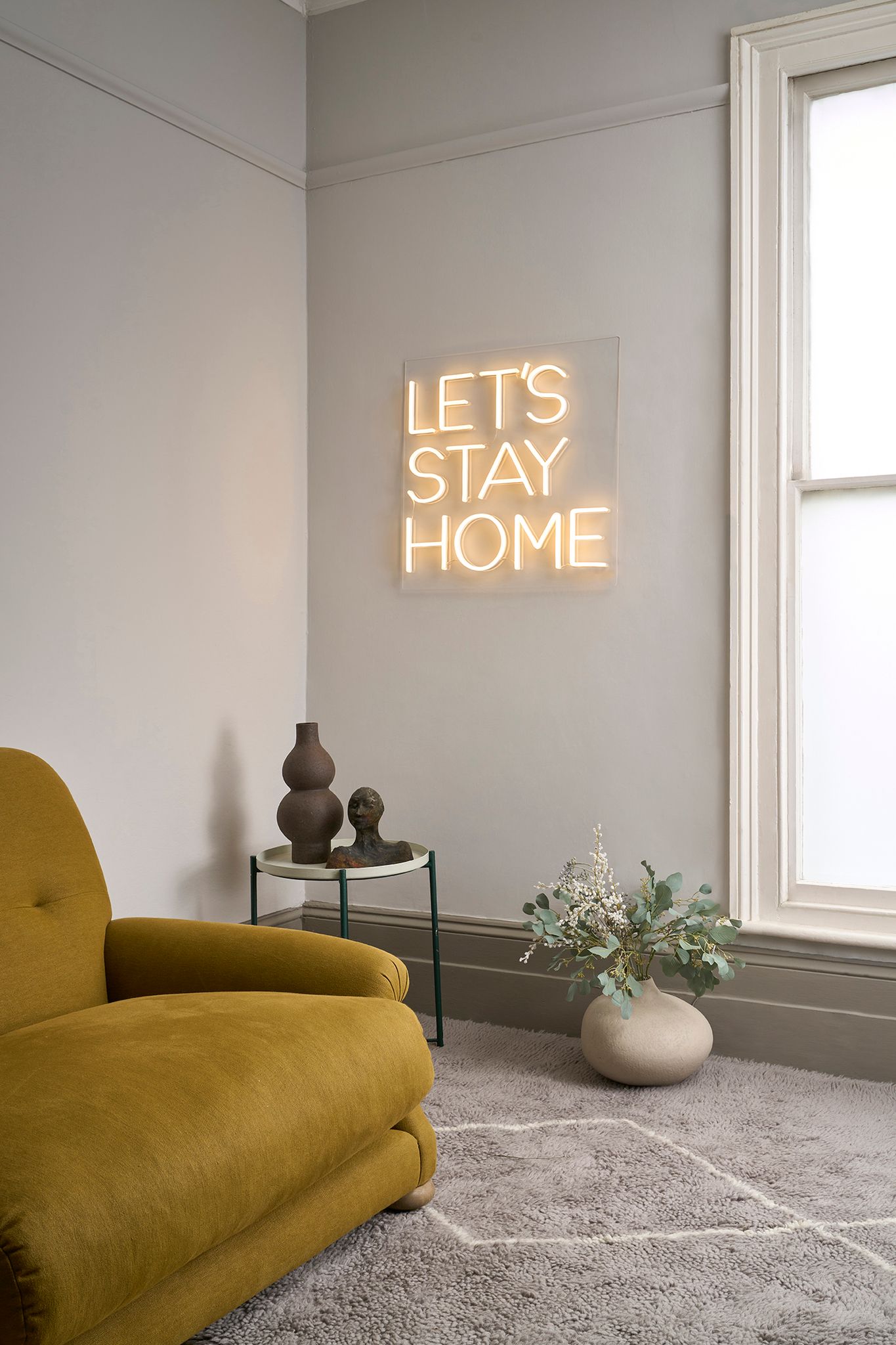 Annie Sloan Wall Paint Doric väggfärg grå vit interiör lampa fotölj glada ungmöns diversehandel 4