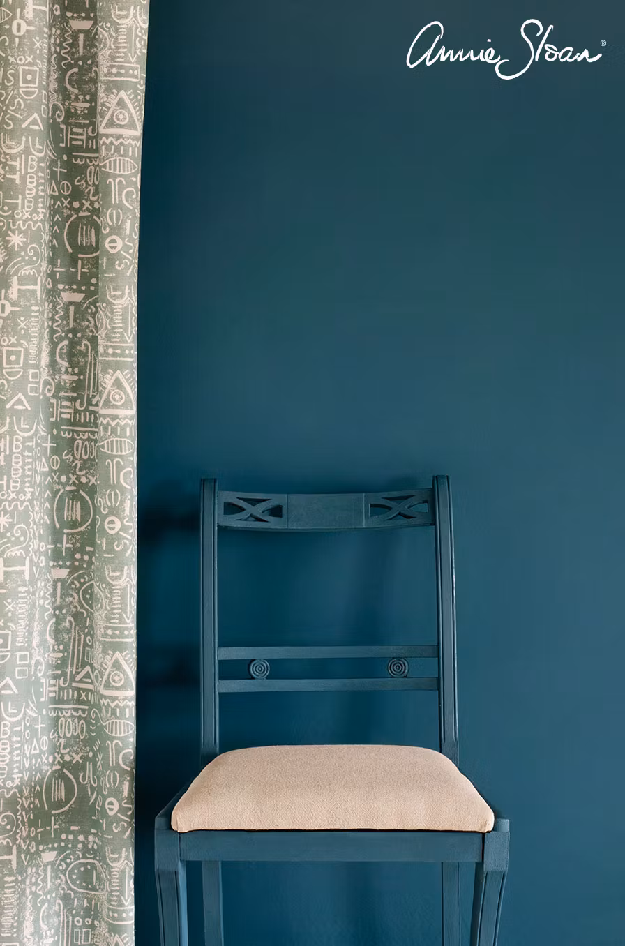 Annie Sloan Wall Paint Aubusson Blue väggfärg interiör petrol blå stol textil glada ungmöns diversehandel 4