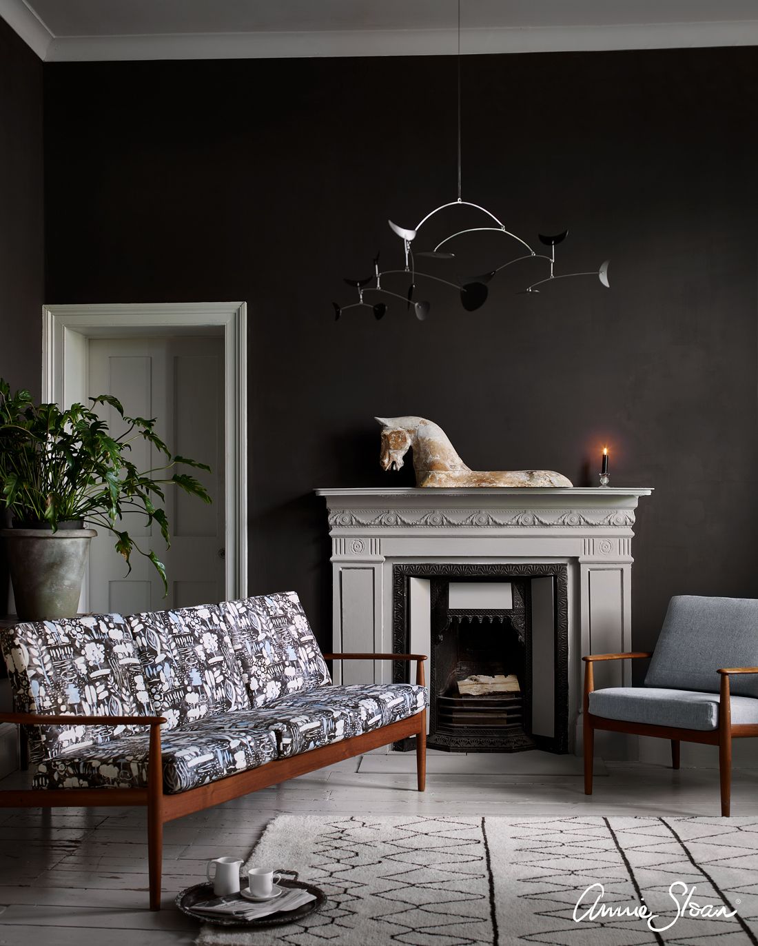 Annie Sloan Wall Paint Graphite, Väggfärg, mörkt grå, svagt svart, blyertsgrå, Glada Ungmön