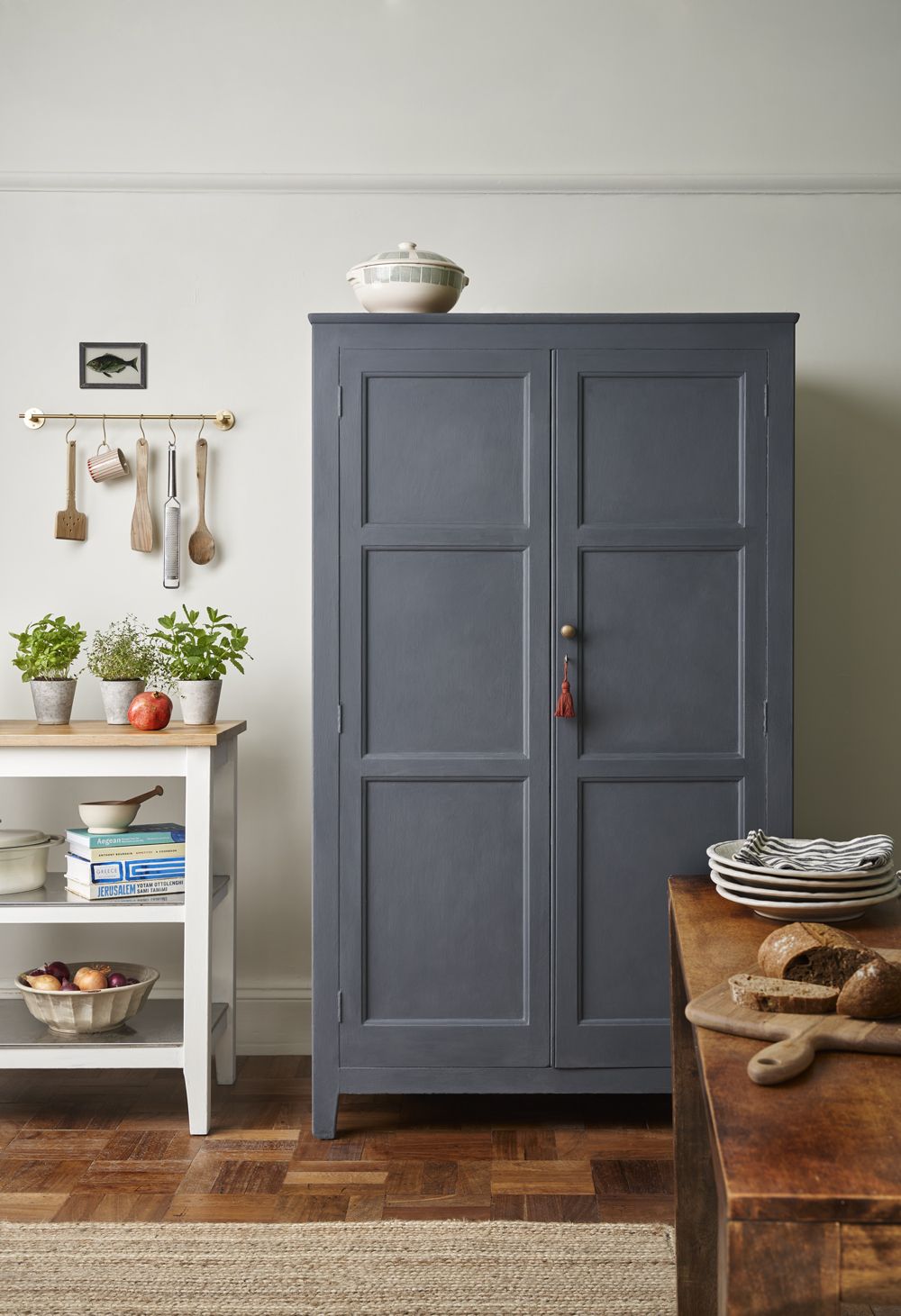 Annie Sloan  Whistler Grey Chalk Paint™  skåp Glada ungmöns diversehandel 5