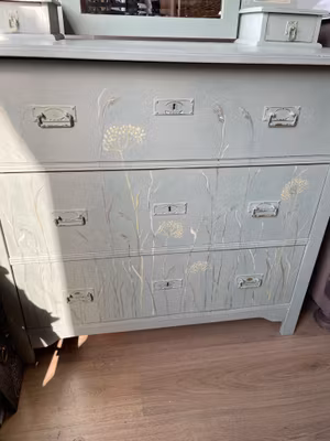 Byrå med spegel