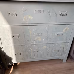 Byrå med spegel