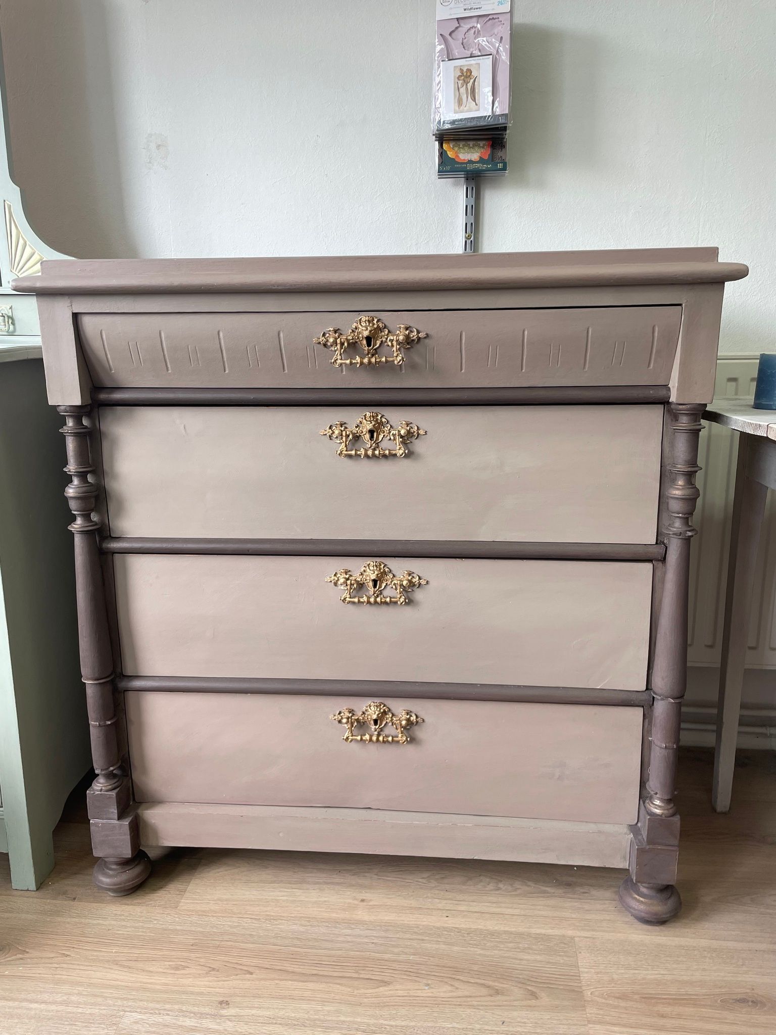 Byrå brun Annie Sloan chalk paint CoCo glada ungmön beslag