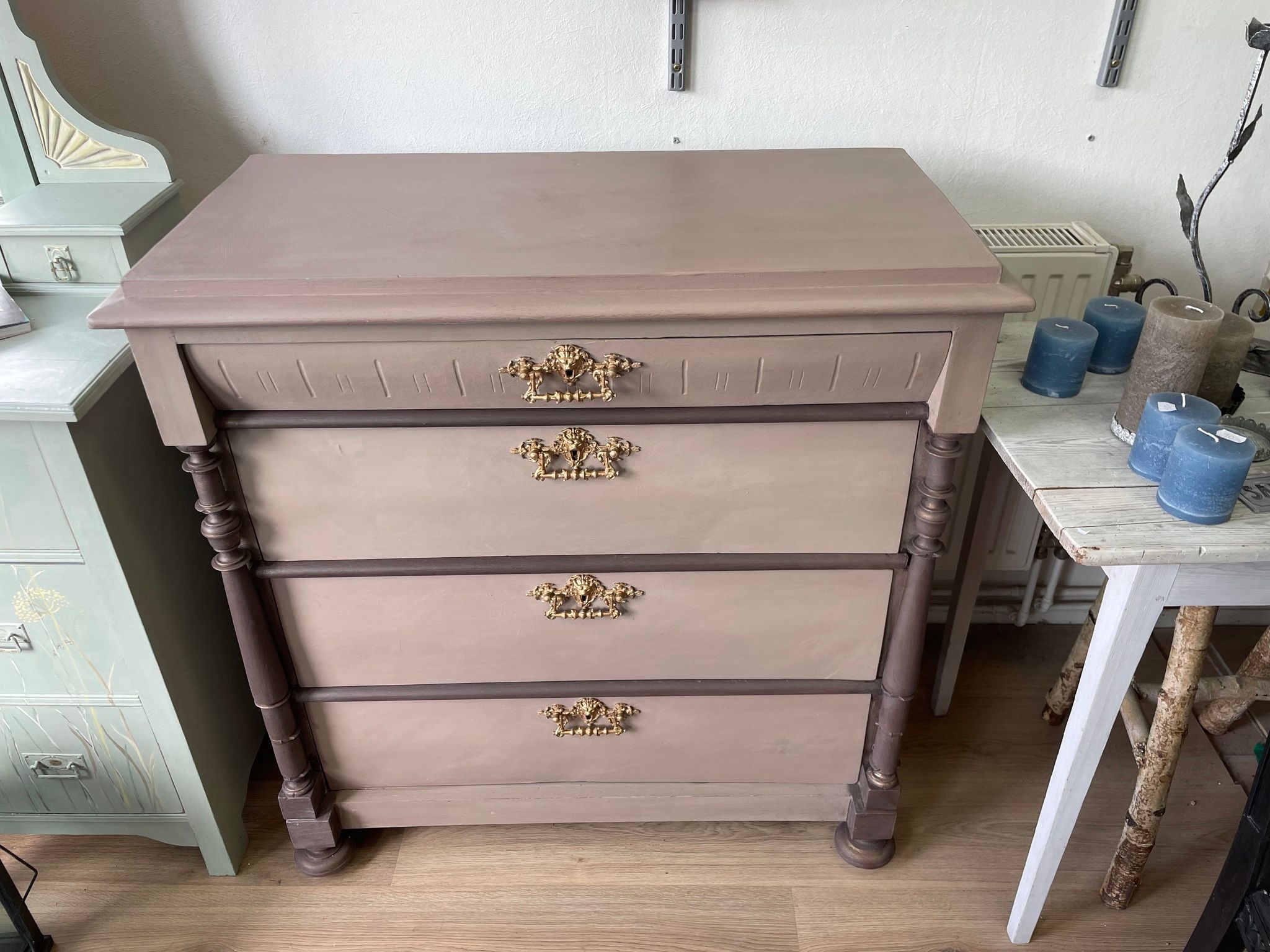 Byrå brun Annie Sloan chalk paint CoCo glada ungmön beslag