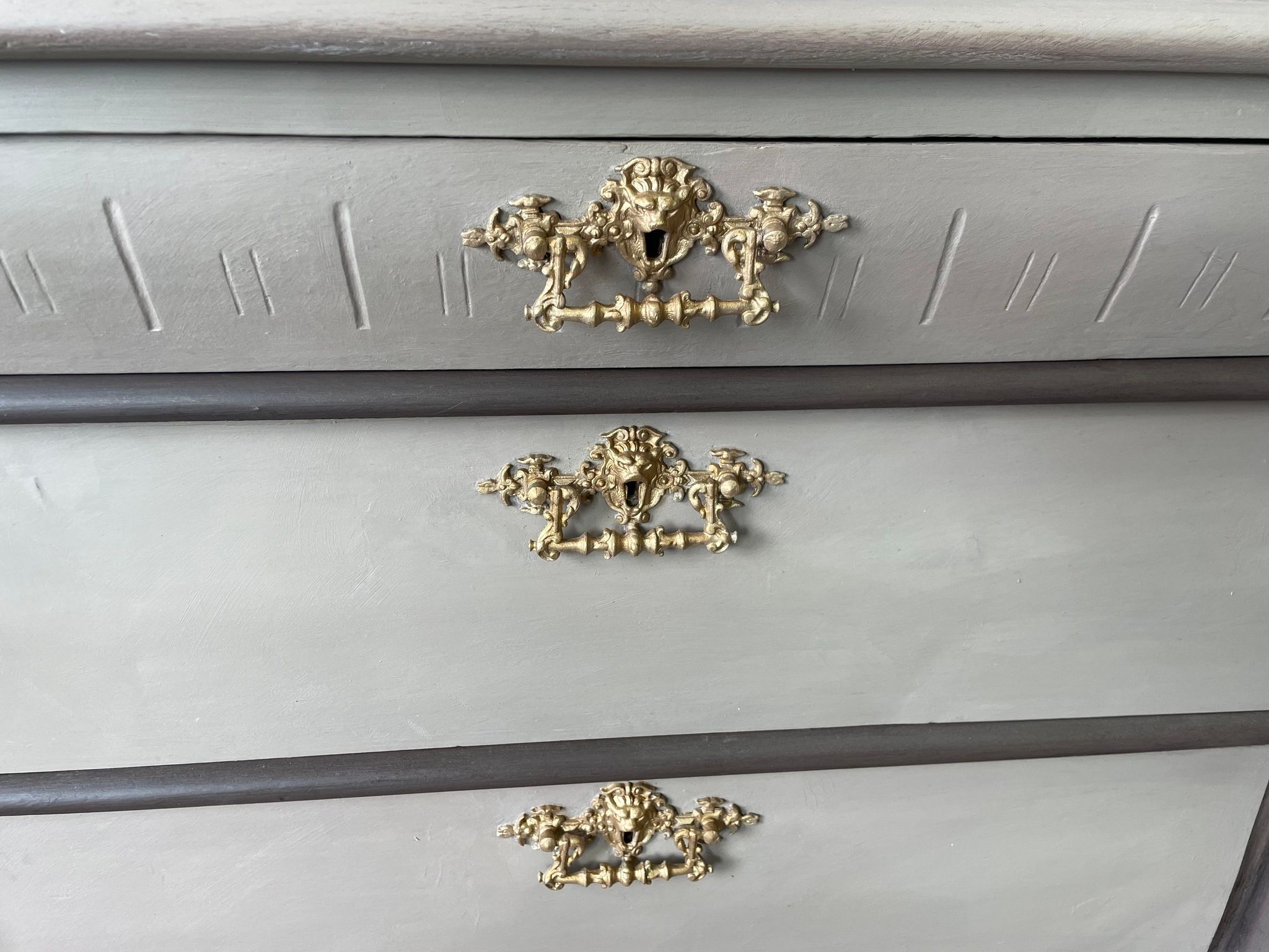 Byrå brun Annie Sloan chalk paint CoCo glada ungmön beslag