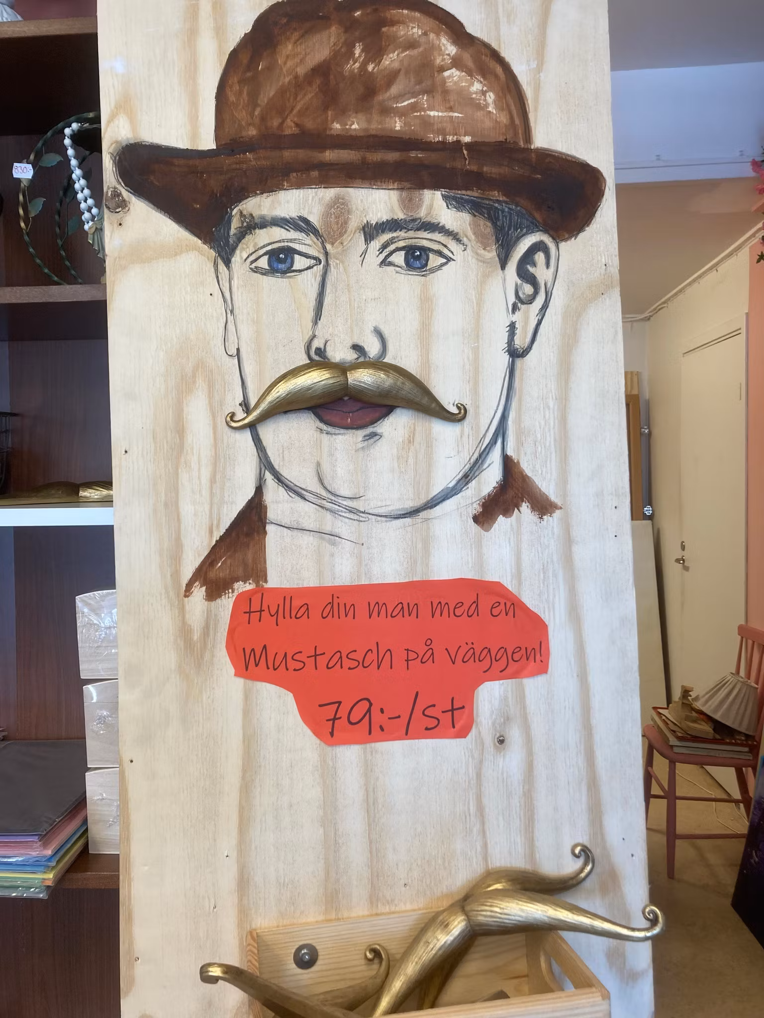 Mustasch till Vägg i Guld