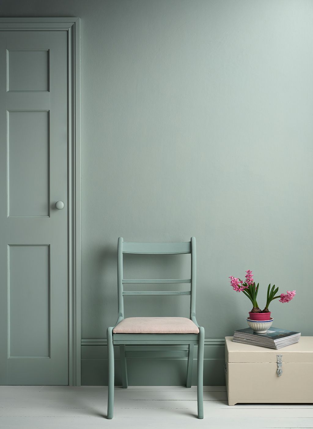 Annie Sloan Wall Paint  Pemberly Blue Väggfärg, Smutsig pastellblå, Blågrå, Glada Ungmön