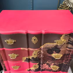 Byrå läckert målad i mörkrosa brunt och vinröd med detaljer i guld.