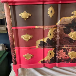 Byrå läckert målad i mörkrosa brunt och vinröd med detaljer i guld.