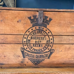 Kista med Champagnetext