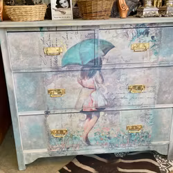 Byrå flicka med paraply