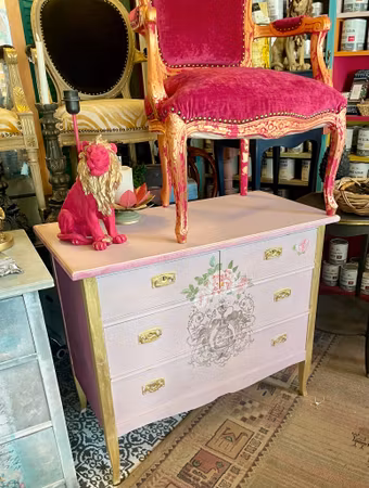 Ljuvlig byrå i rosa med rosor.