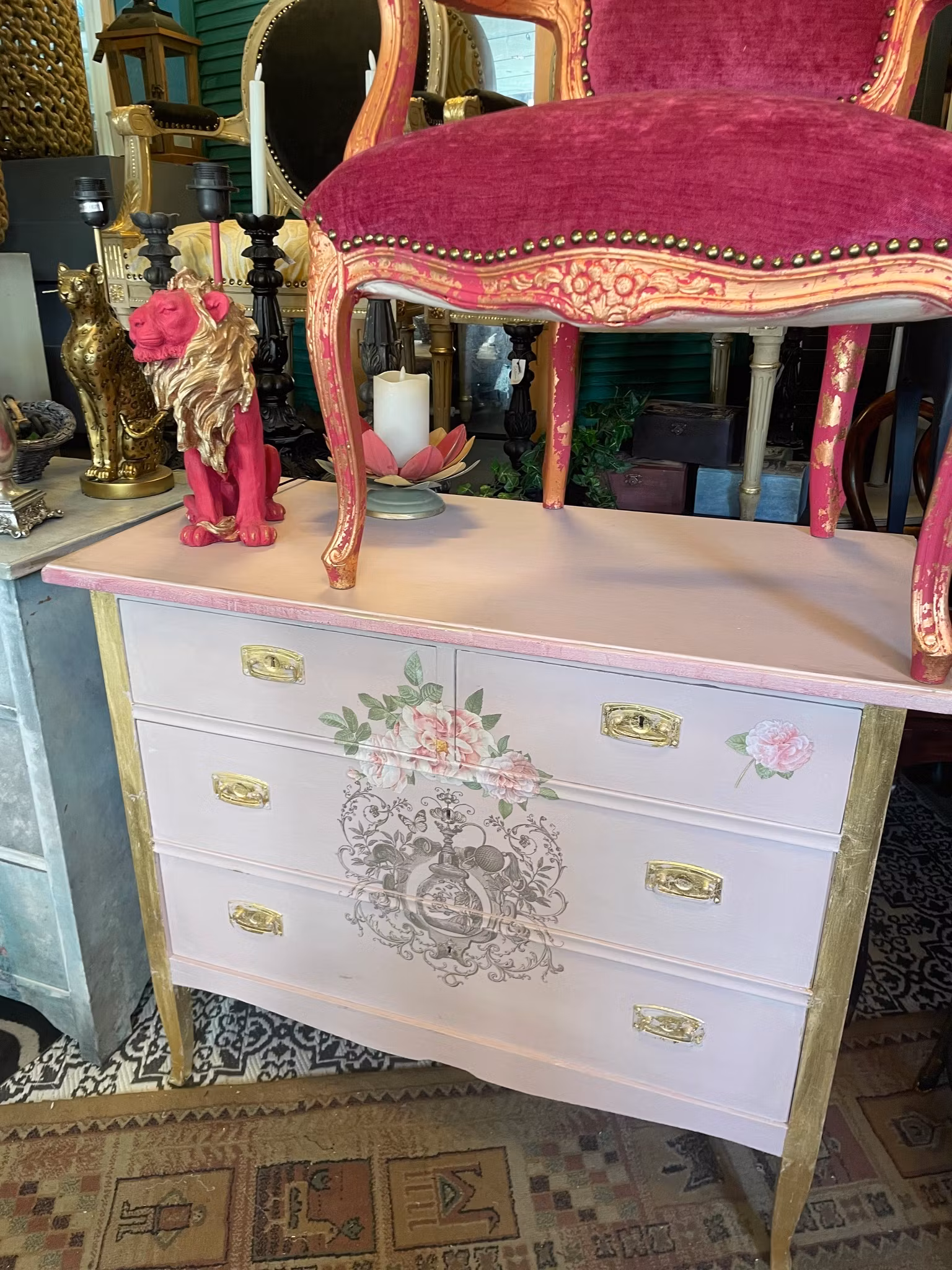 Ljuvlig byrå i rosa med rosor.