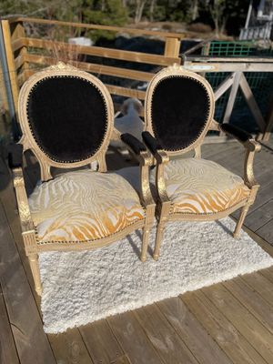 Eleganta stolar i svart och zebra samt med gulddetajer