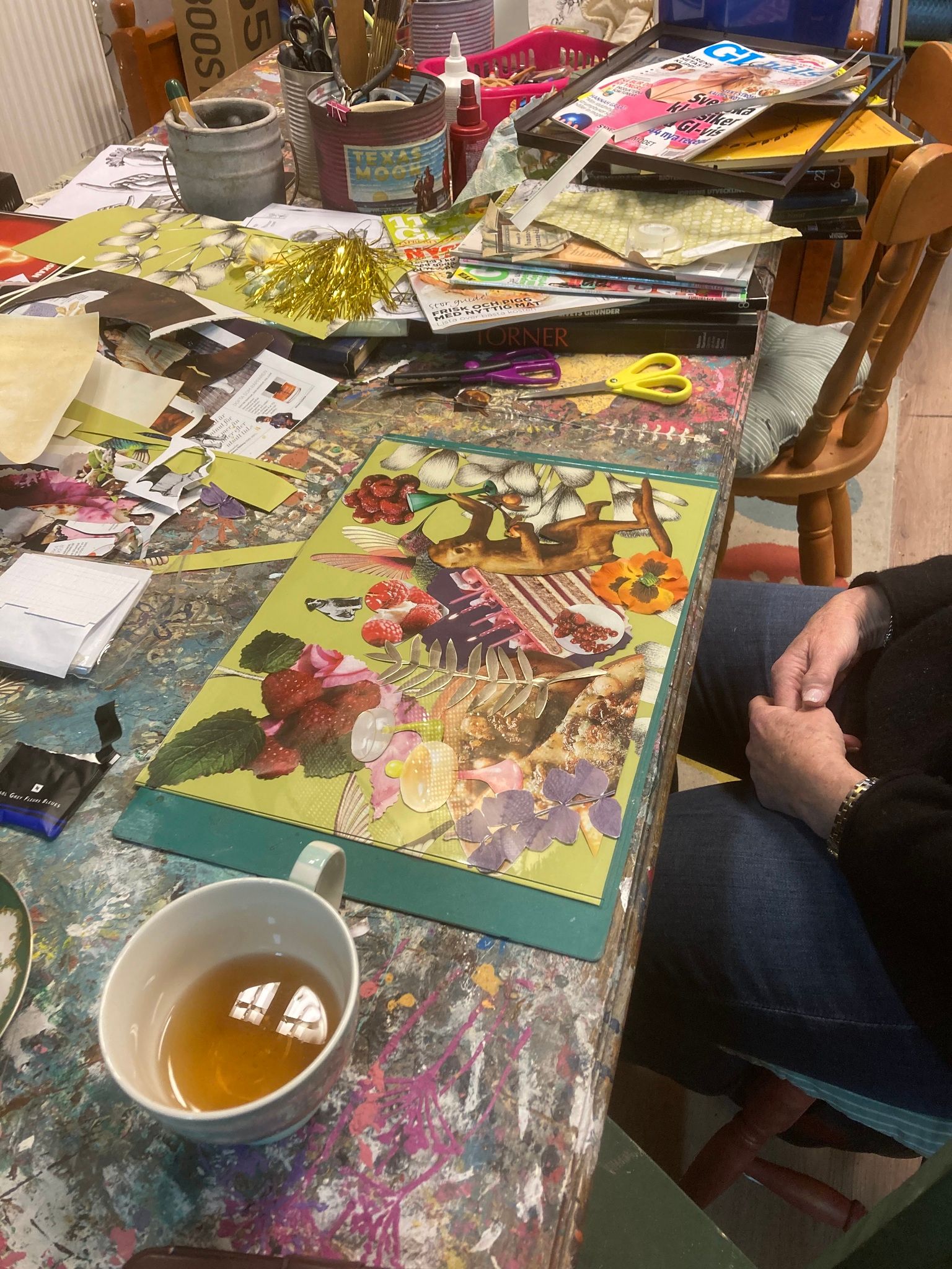 collage, mixed media, kurs, skapande, bilder, lim, skalpell, skärmatta, tidningar, apa, jordgubbar