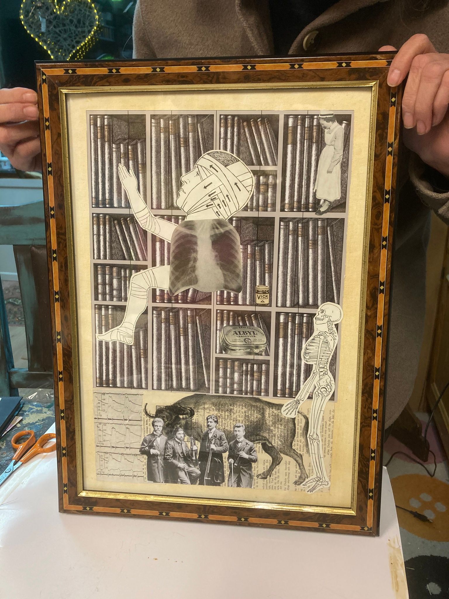 färg, akryl, collage, mixed media, penslar, bokhylla, böcker, bandage, sköterska, skelett