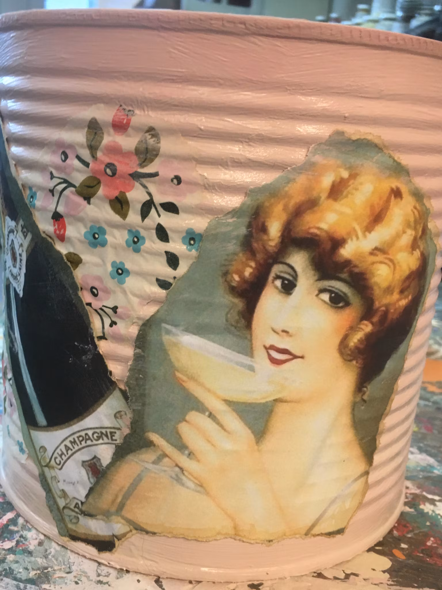 Rostiga och målade burkar, burk med etikett, bild på burk, decoupage, kurs, kvinna, flaska