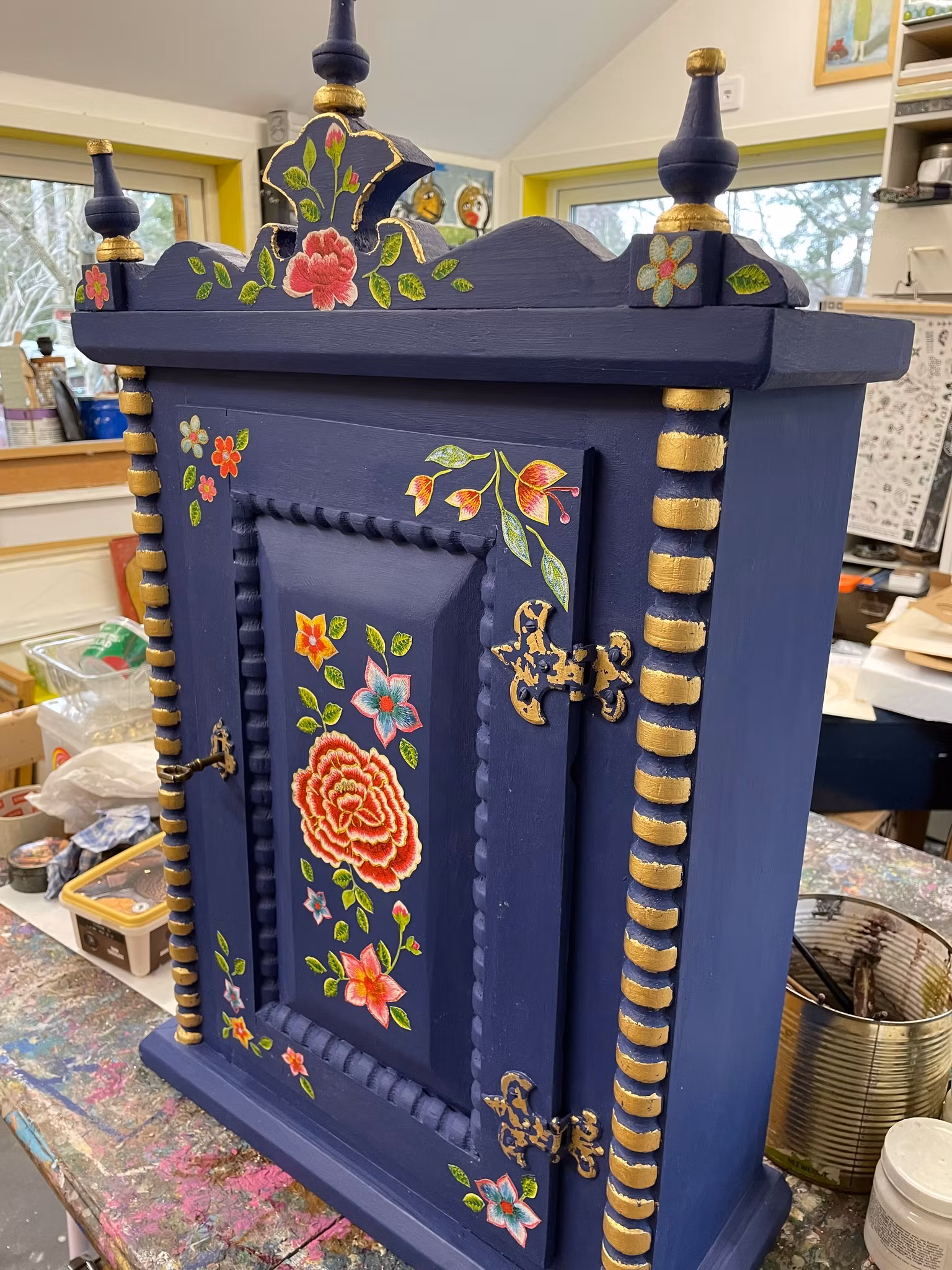 blått skåp, handmålat, tapet, napoleonic blue, annie sloan, chalk paint, bladmetall, guld