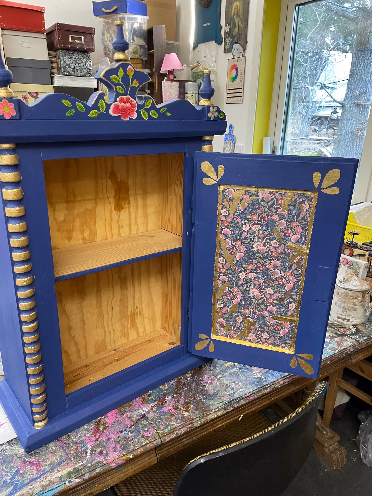 blått skåp, handmålat, tapet, napoleonic blue, annie sloan, chalk paint, bladmetall, guld, öppen dörr
