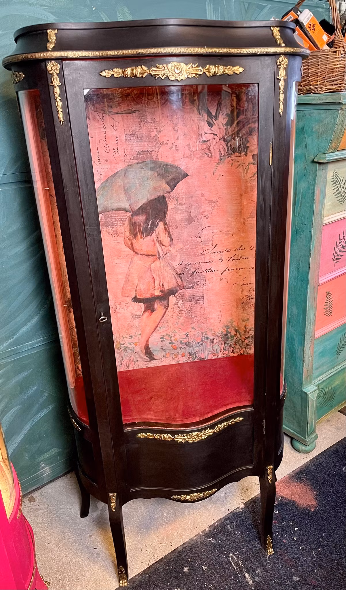 Ett otroligt vackert glasskåp med välvda rutor