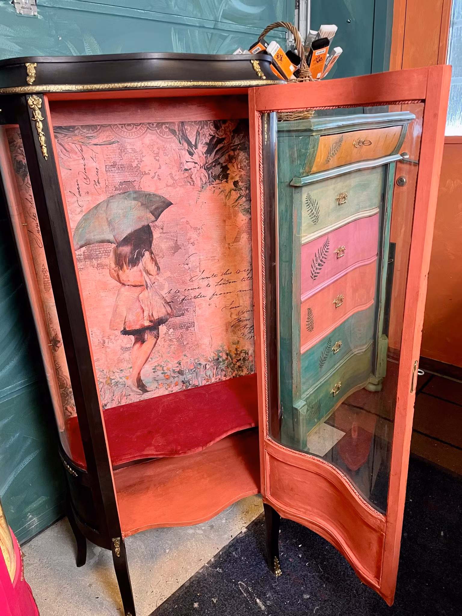 Ett otroligt vackert glasskåp med välvda rutor