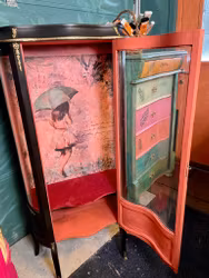 Ett otroligt vackert glasskåp med välvda rutor