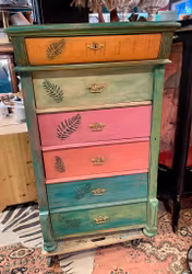 Vacker byrå med fina detaljer