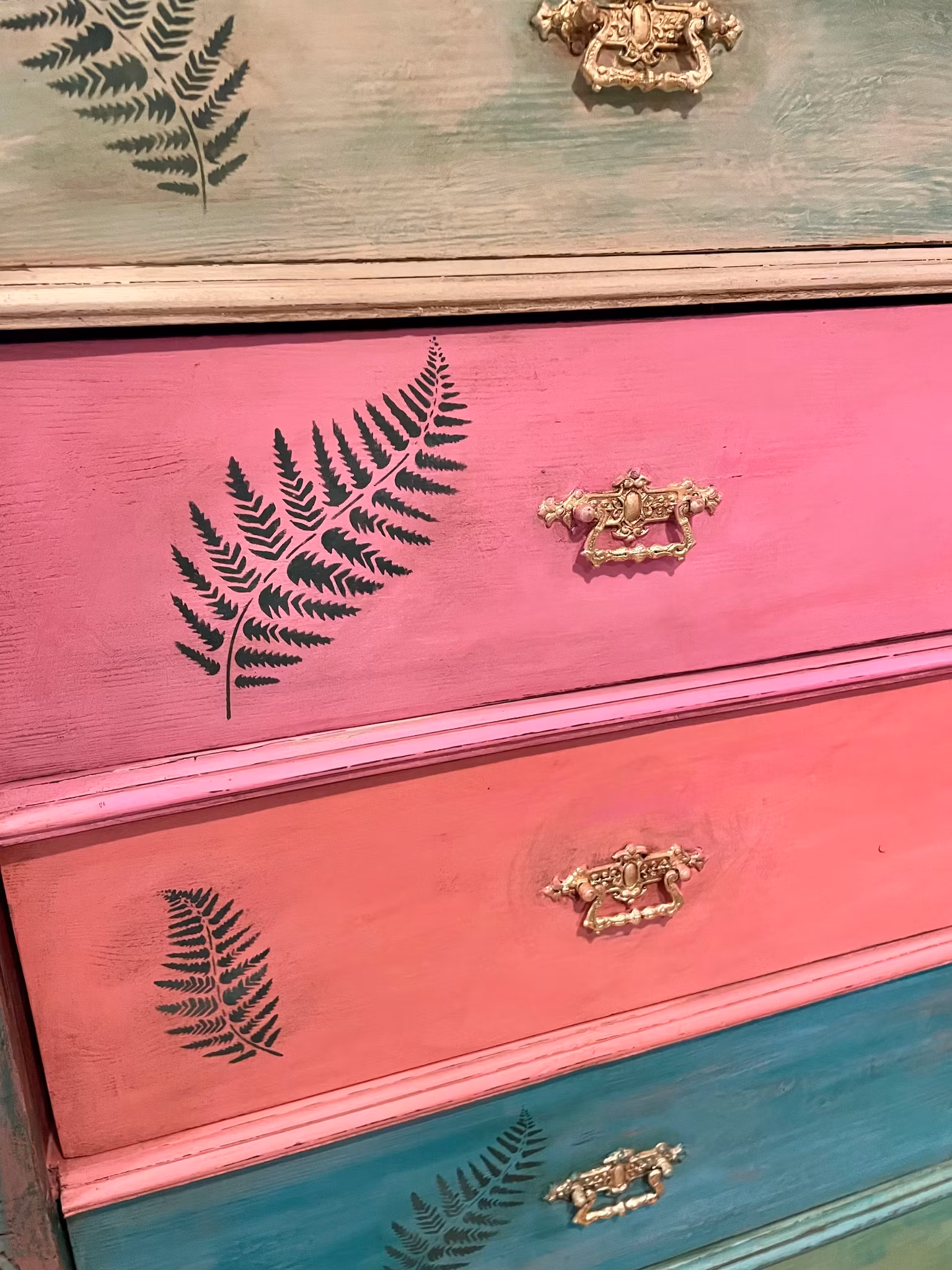 Vacker byrå med fina detaljer