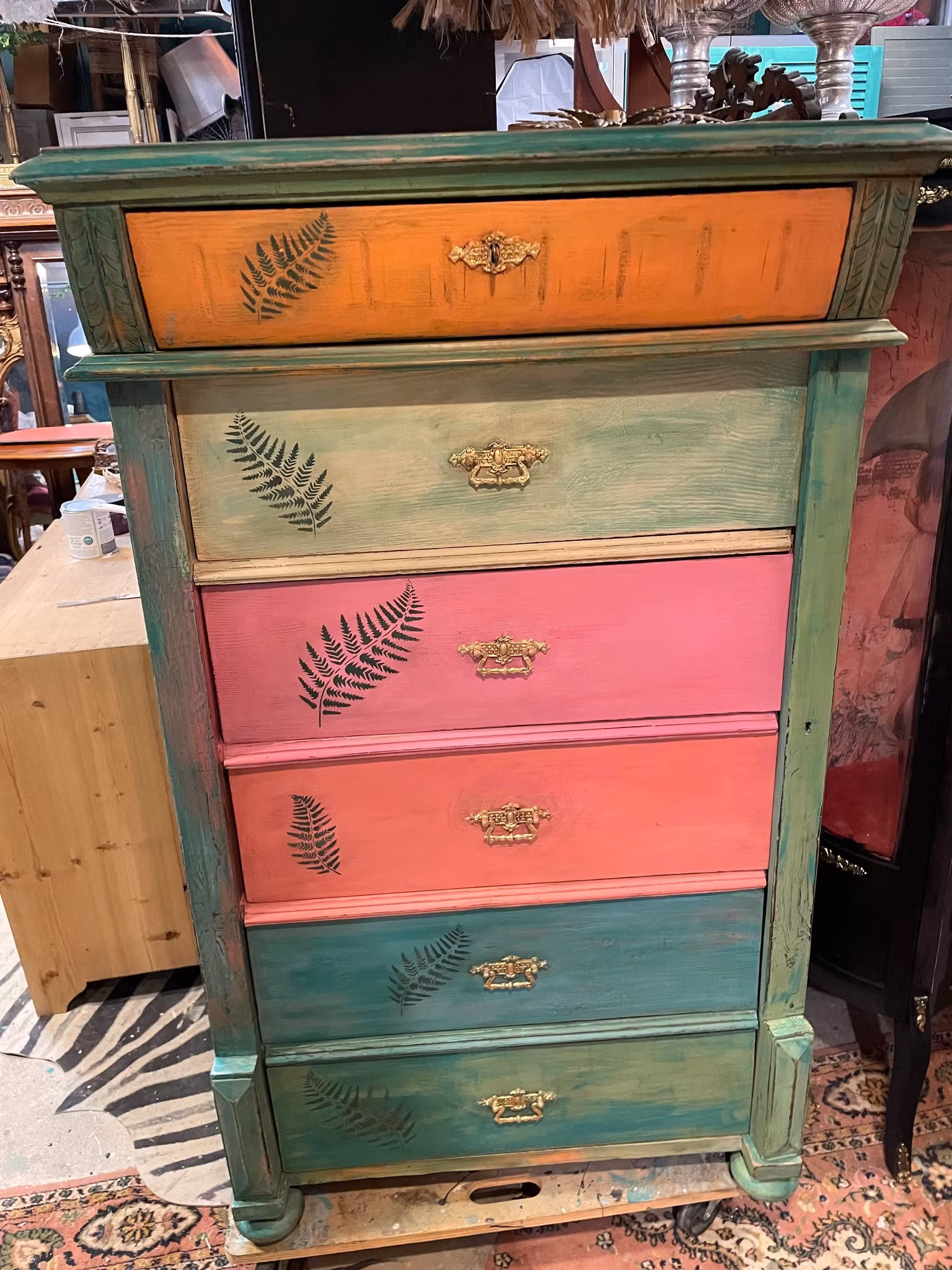 Vacker byrå med fina detaljer