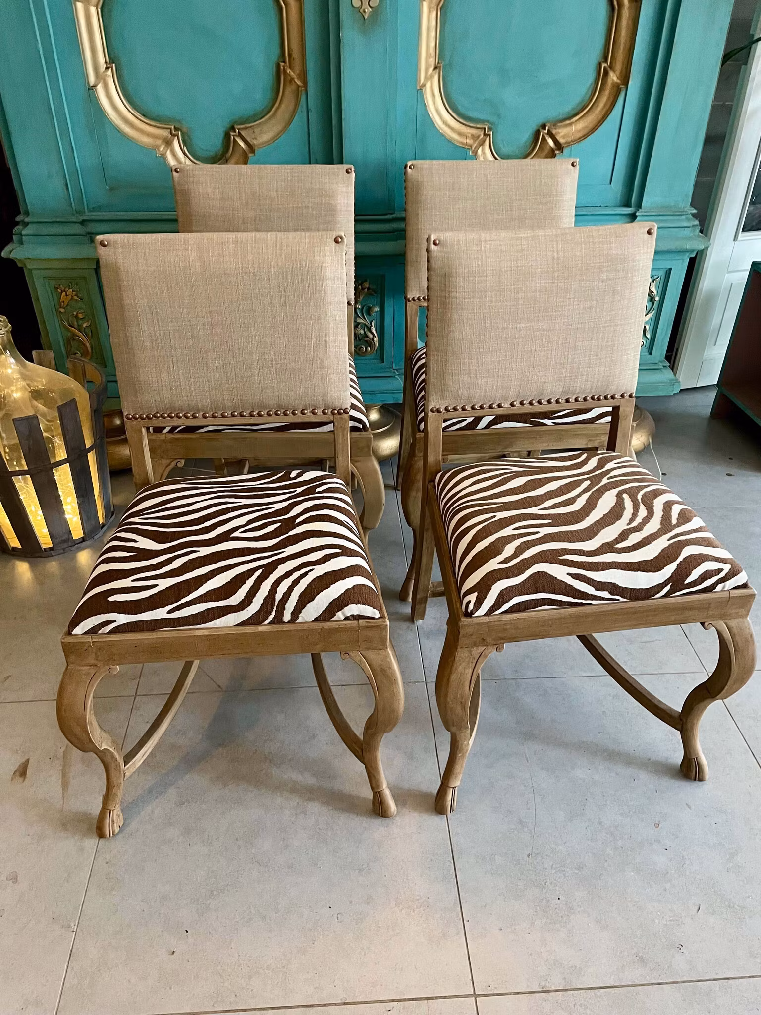Stolar med Distinkt Stil – Elegant Koppardetalj