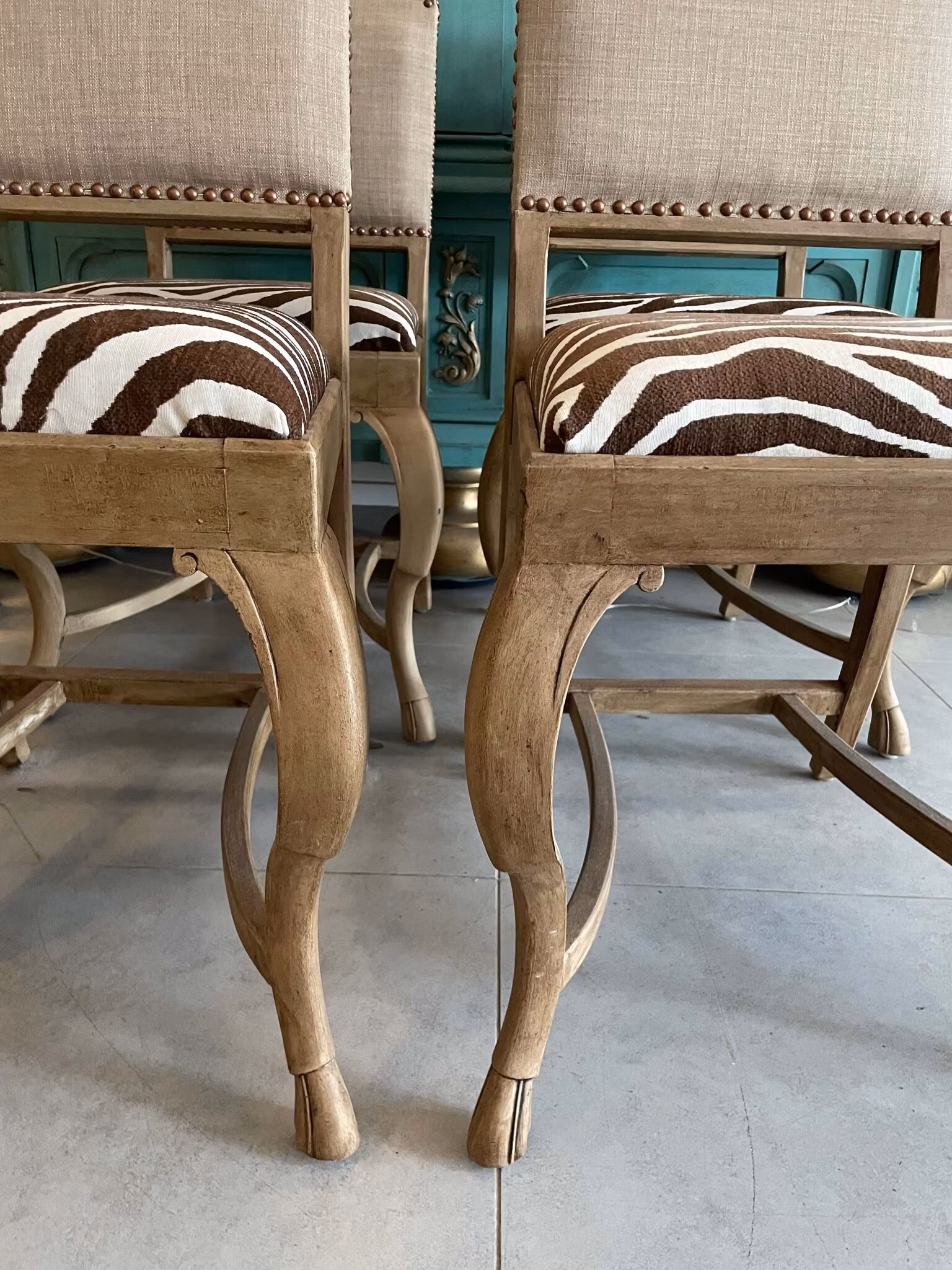 Stolar med Distinkt Stil – Elegant Koppardetalj