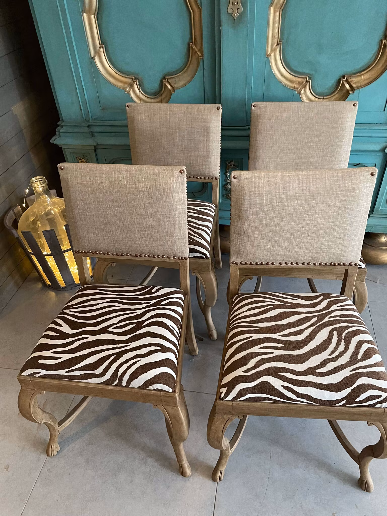 Stolar med Distinkt Stil – Elegant Koppardetalj