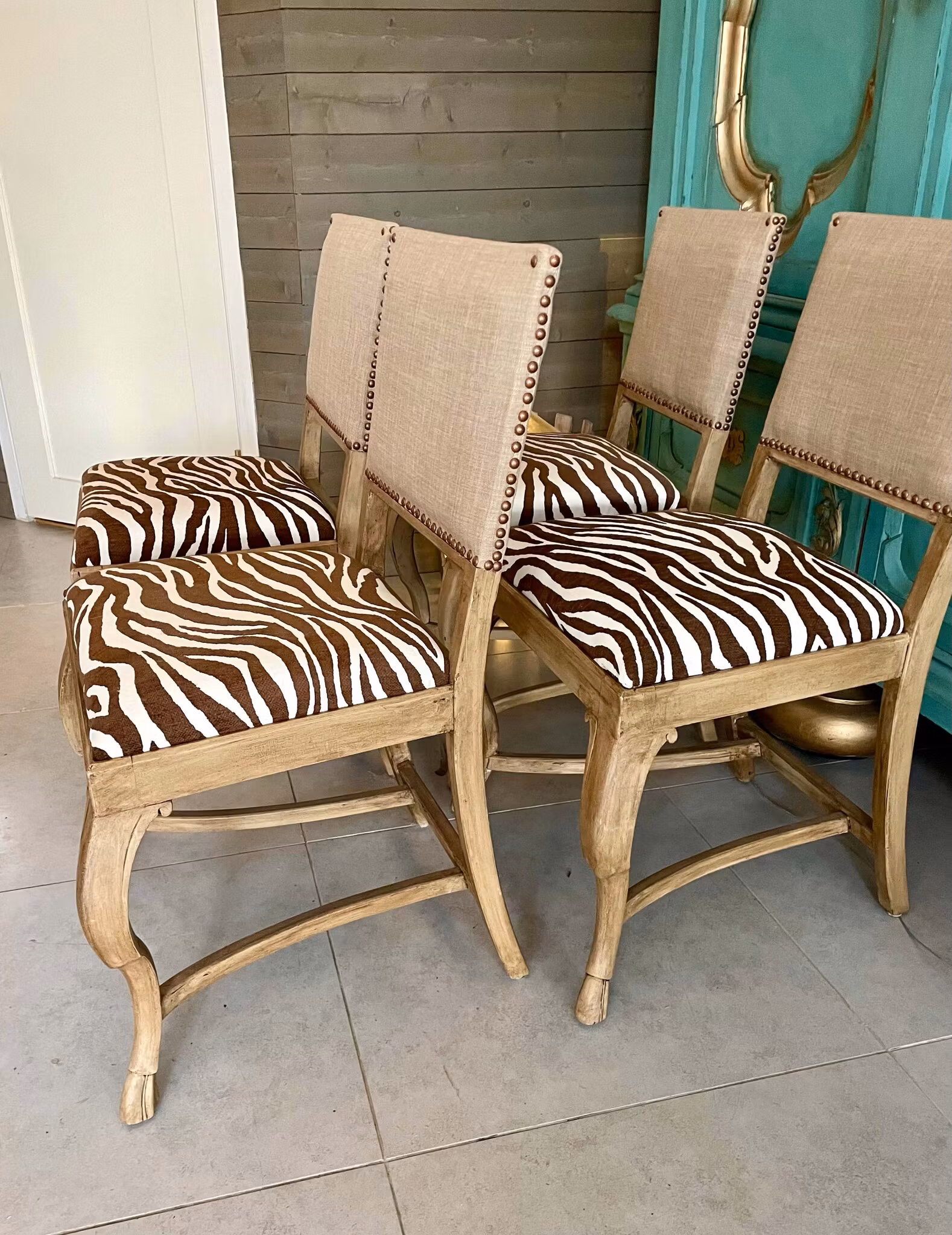 Stolar med Distinkt Stil – Elegant Koppardetalj