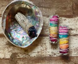Salvia chakra smudgestick med rosenblad