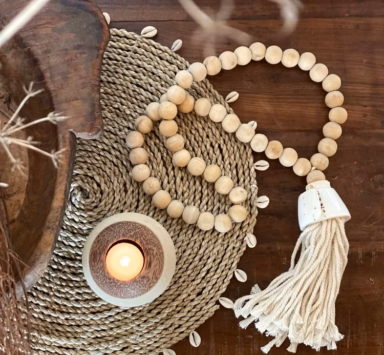Deco halsband av naturella träpärlor och en stor snäcka