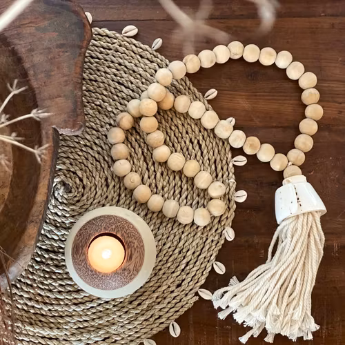 Deco halsband av naturella träpärlor och en stor snäcka