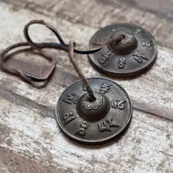 Tingshas från Nepal med mantran i sankrit