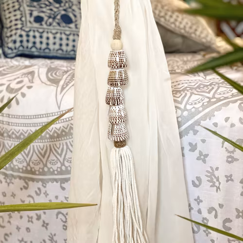 Deco/gardinomfång med snäckor från Bali vit