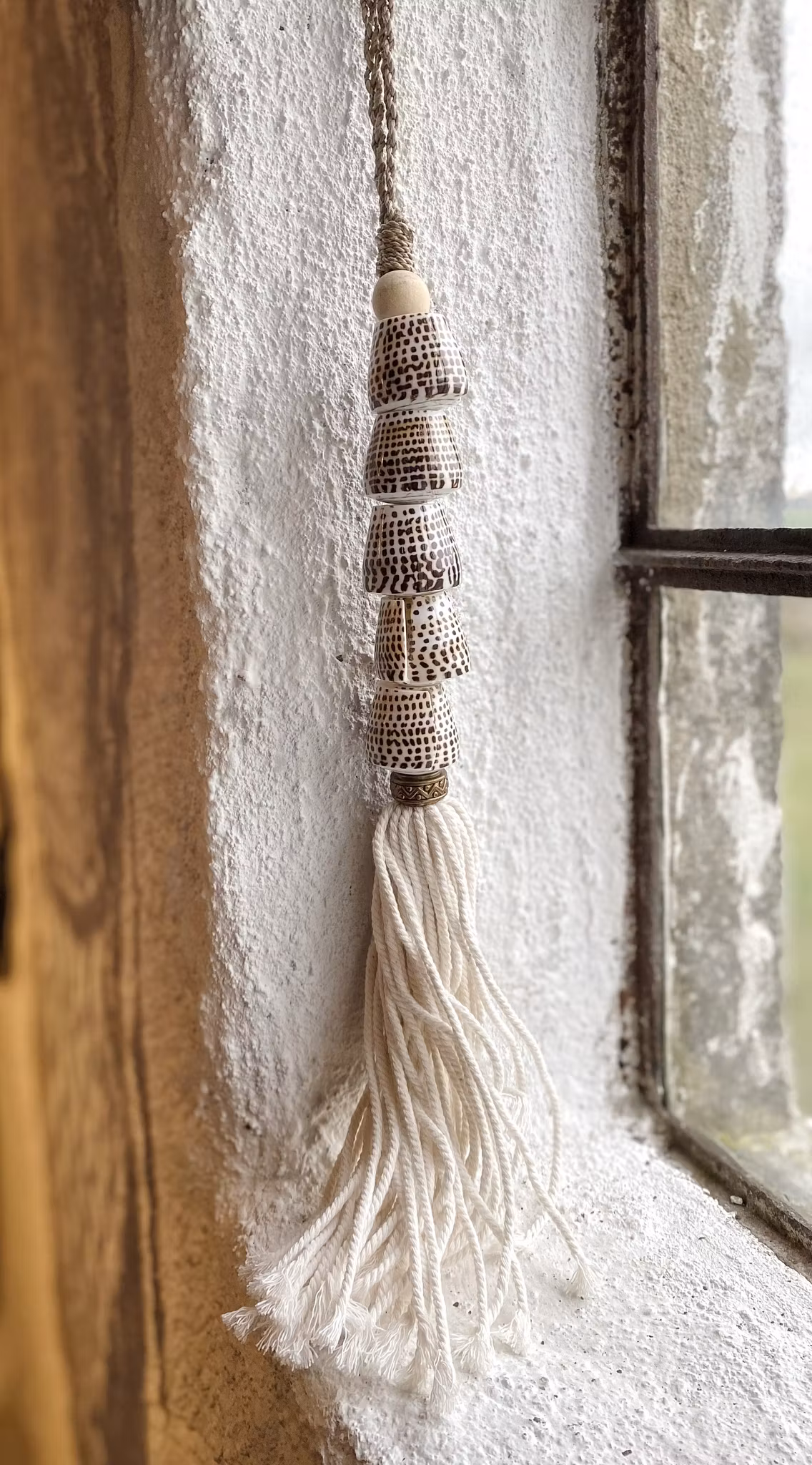 Deco/gardinomfång med snäckor från Bali vit