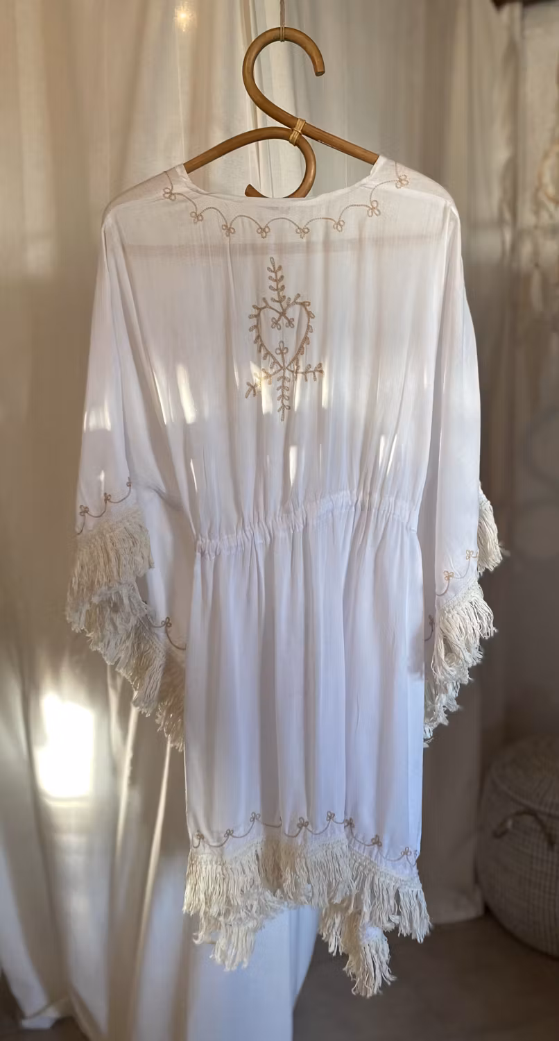Lyxig, broderad poncho vit