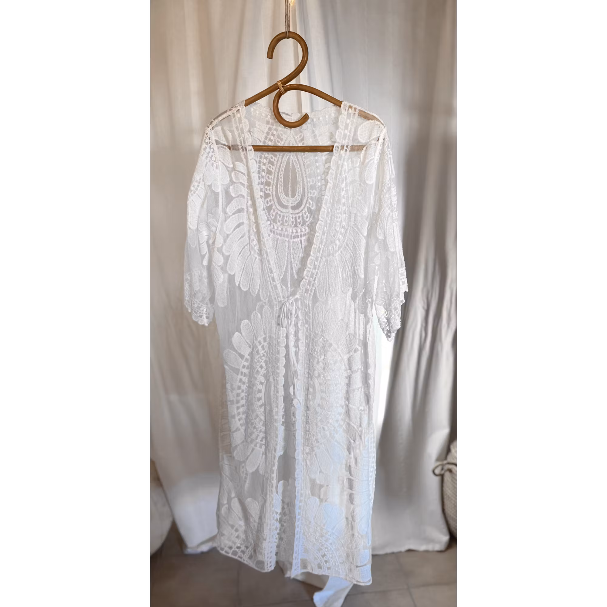 Vit, broderad kaftan