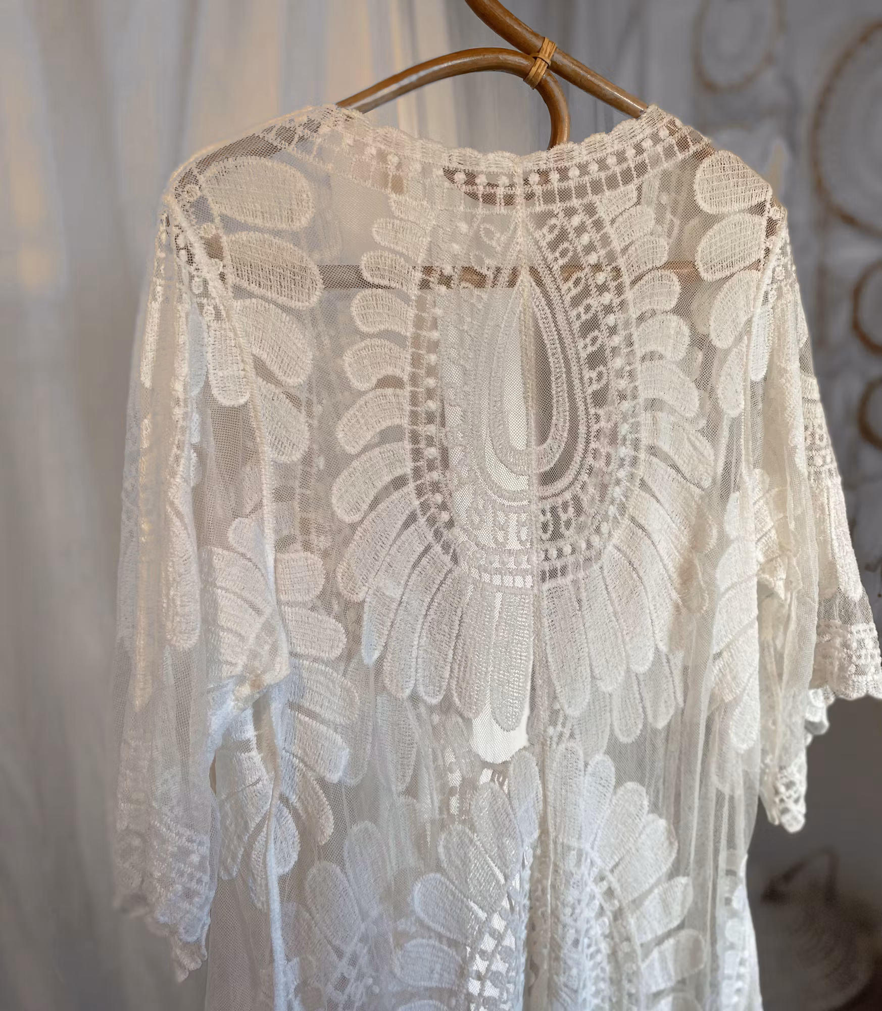 Vit, broderad kaftan