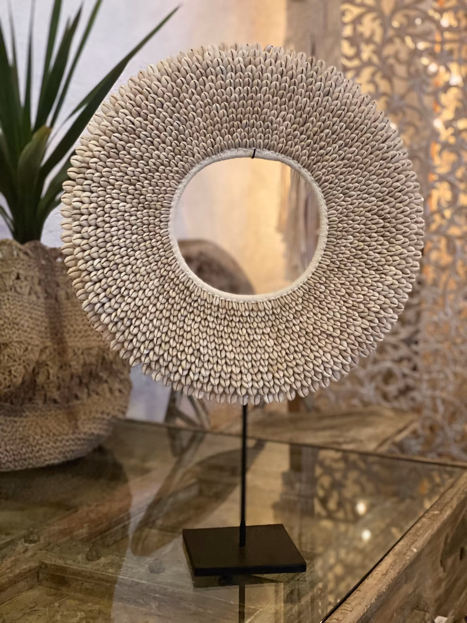 Stor, rund deco med cowry snäckor