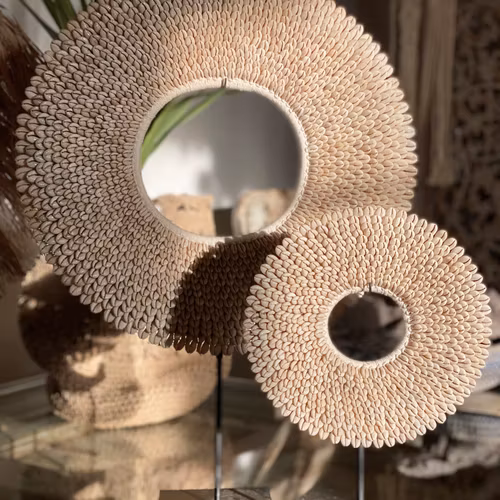 Stor, rund deco med cowry snäckor