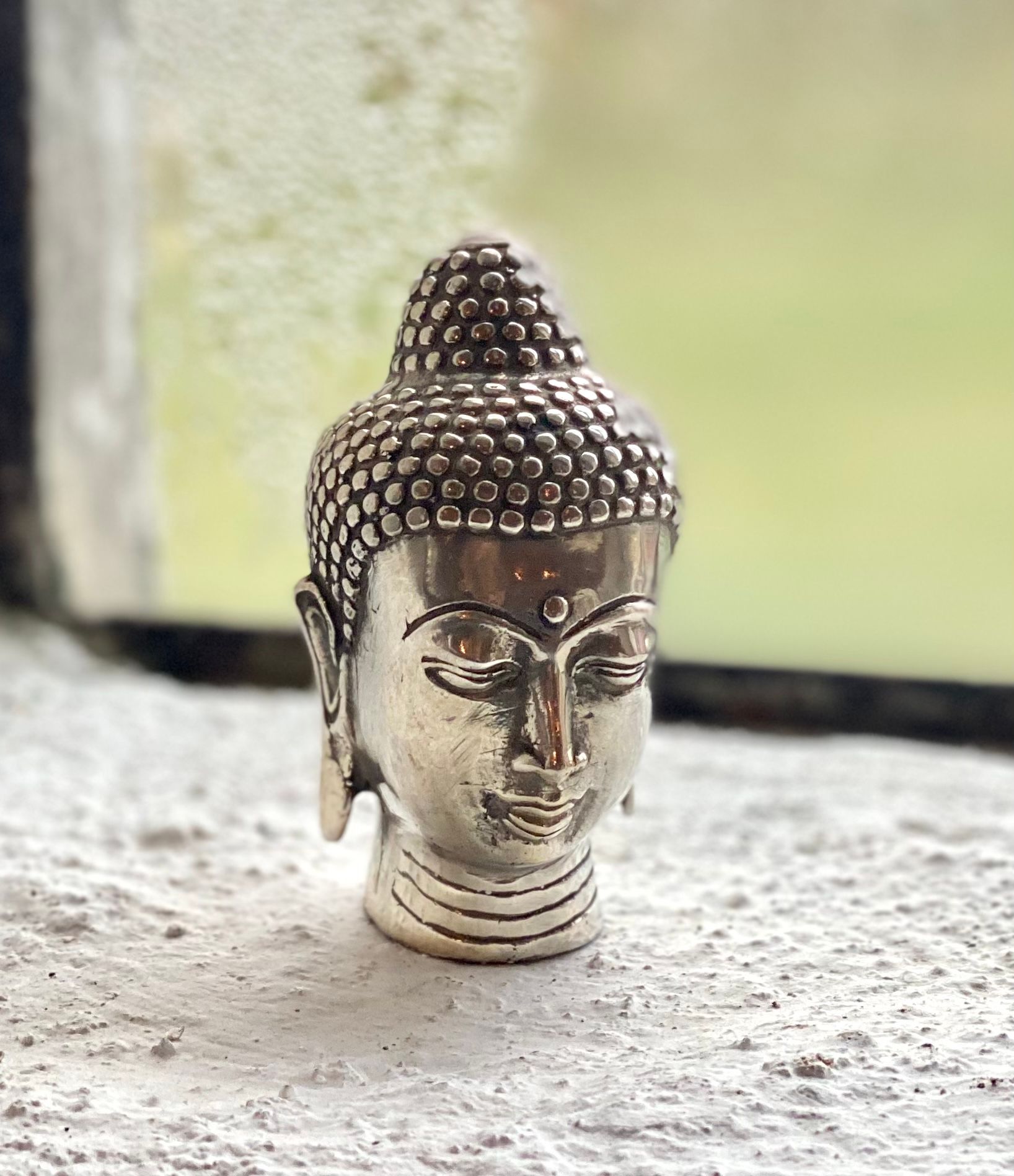 Liten Buddha staty i brons