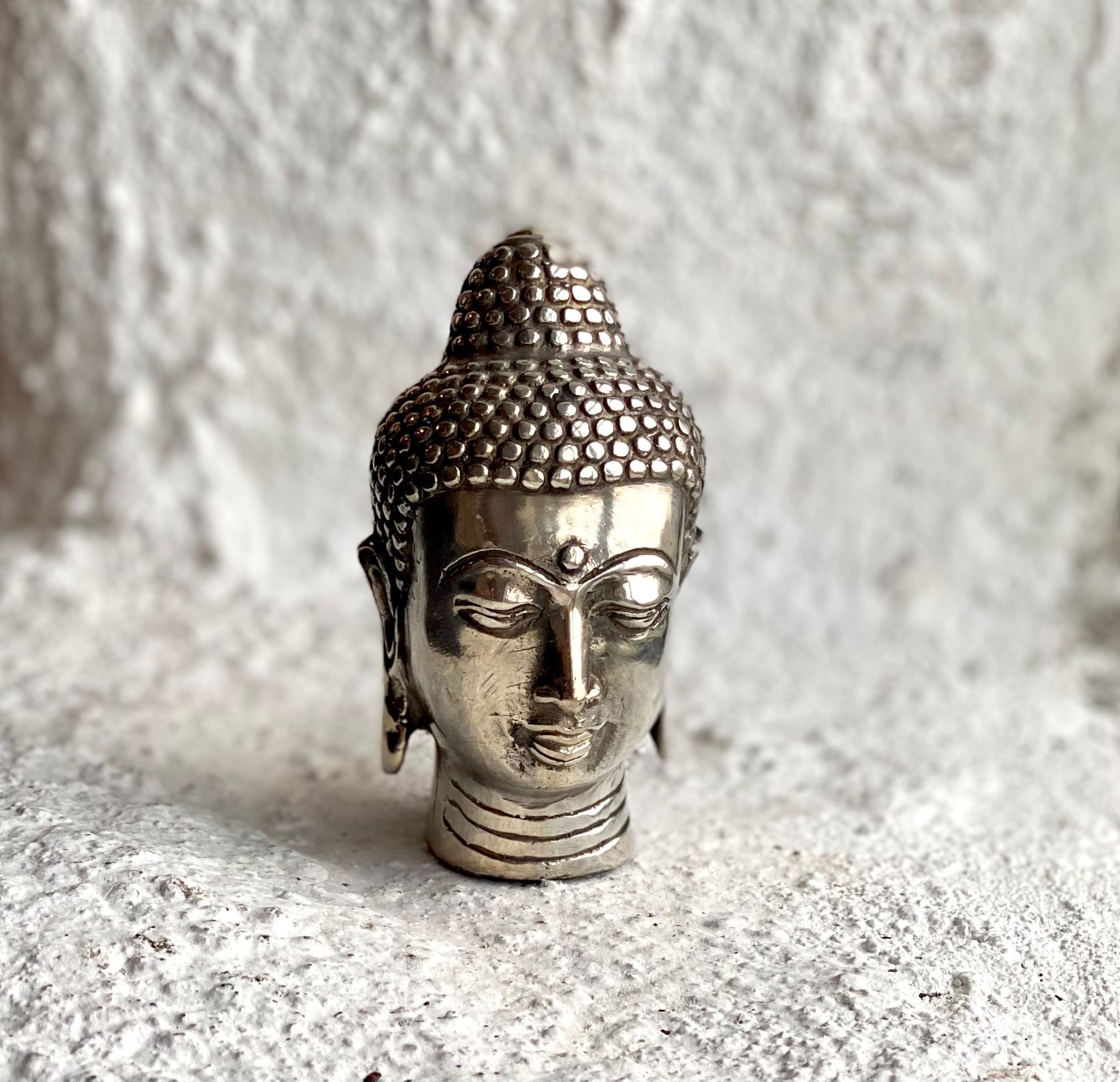 Liten Buddha staty i brons