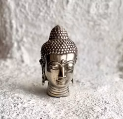 Liten Buddha staty i brons