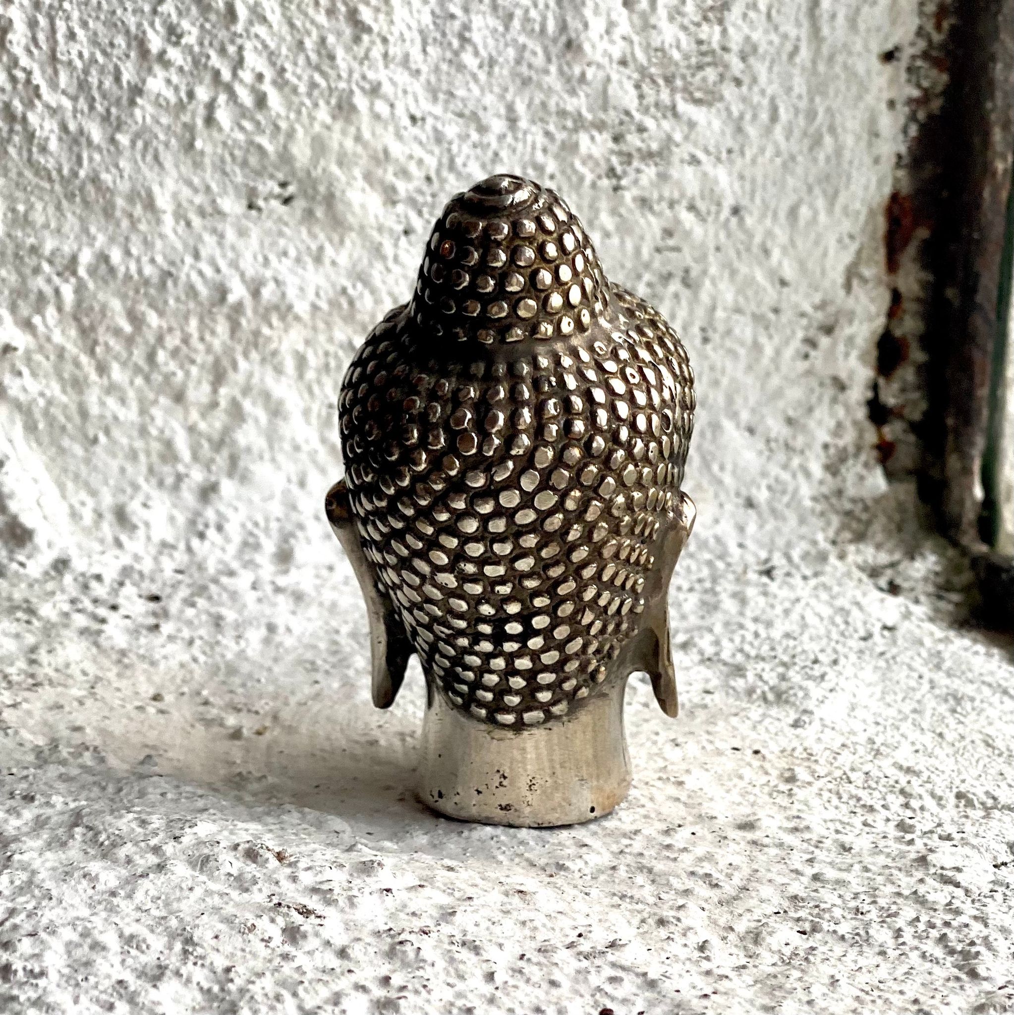 Liten Buddha staty i brons