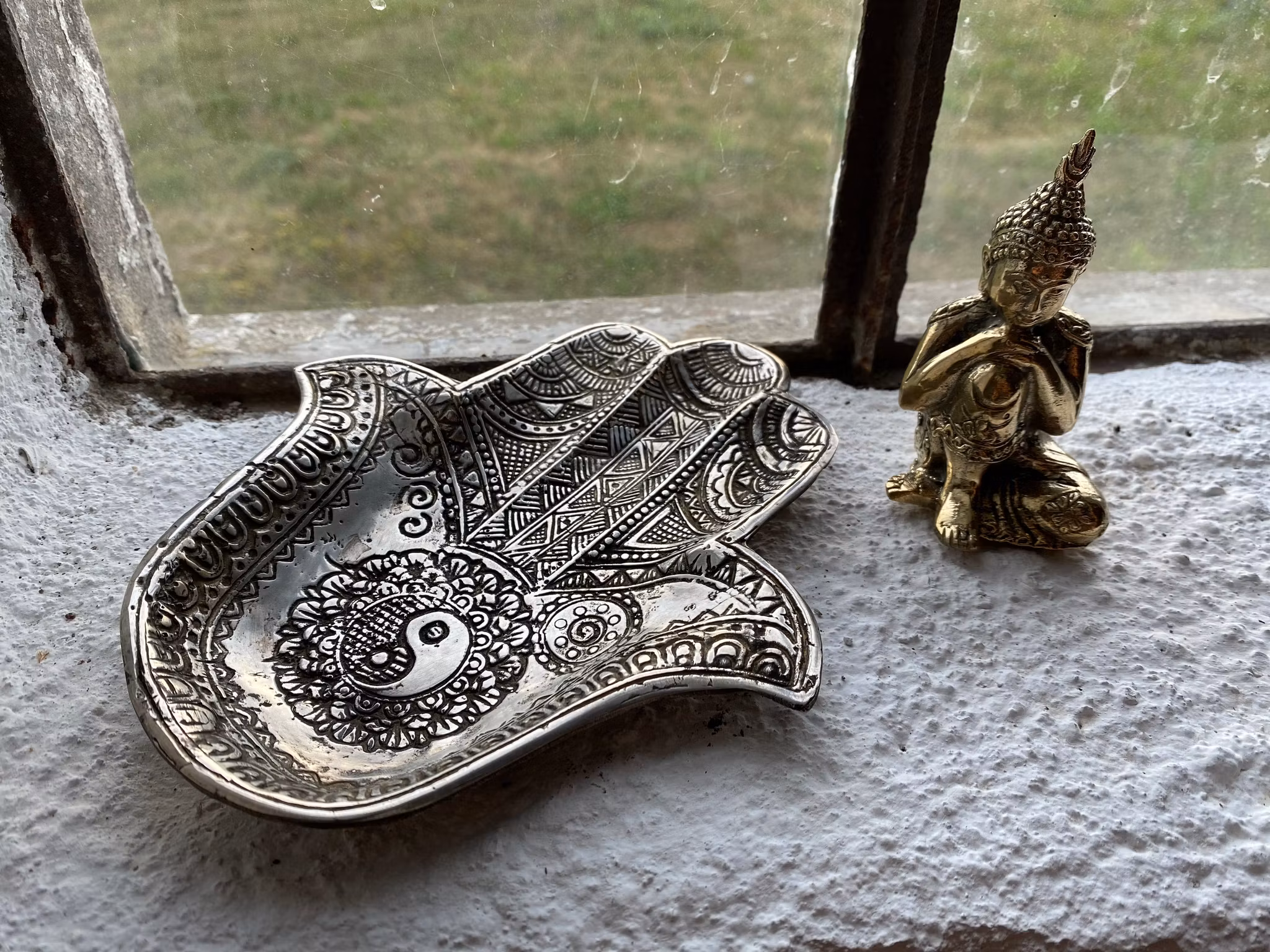 Hamsa hand i försilvrad brons